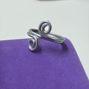 💛 Silver Tone Swirl Ring